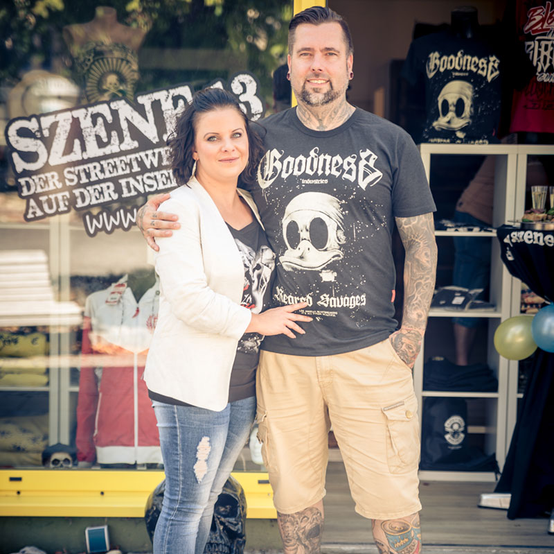 Tina $ Michael vor unserem Laden in Zinnowitz auf der Insel Usedom
